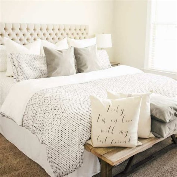 Can you use white and cream together in decorating?