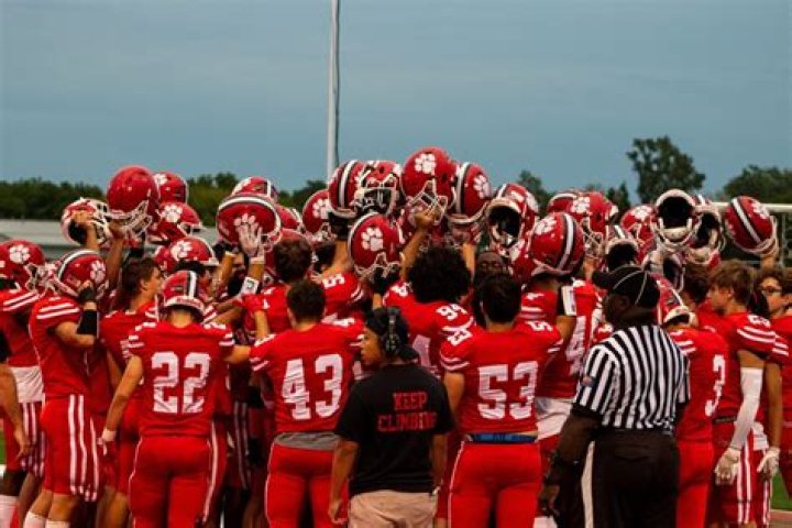 Do community colleges have football teams?