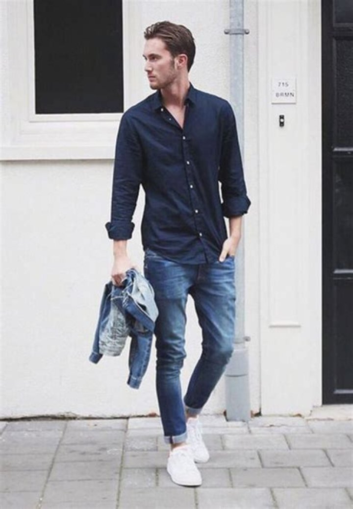 Does a navy blue top go with light blue jeans?
