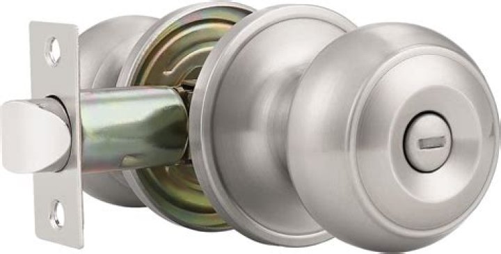 Does a privacy door knob have a lock?