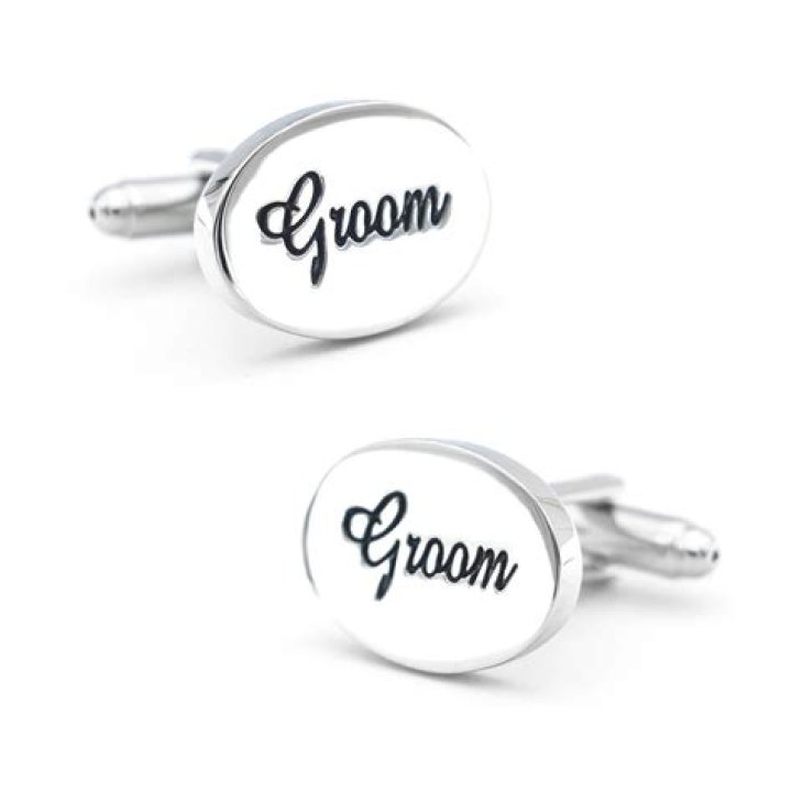 Does the bride buy the groom cufflinks?