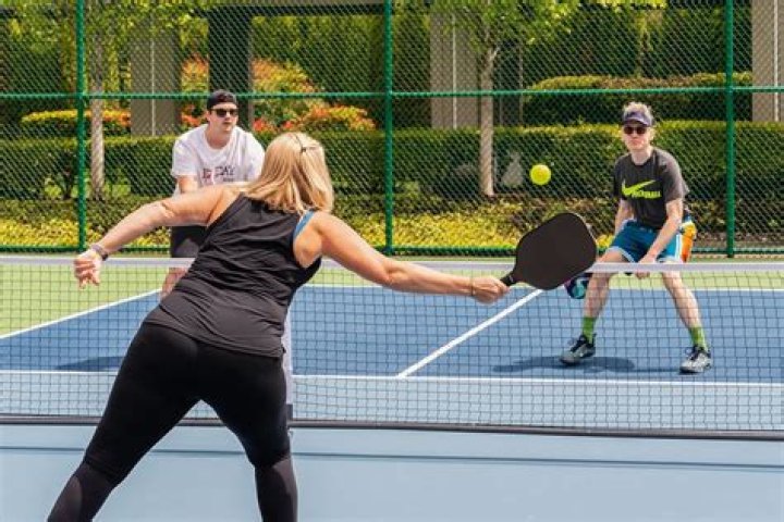 How do you play Pilota Valenciana?
