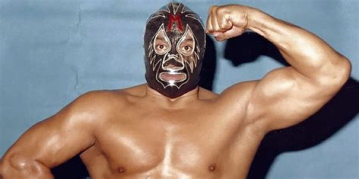 How many masks did Mil Mascaras have?
