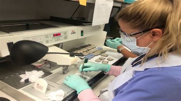 How much does a histology aide make?