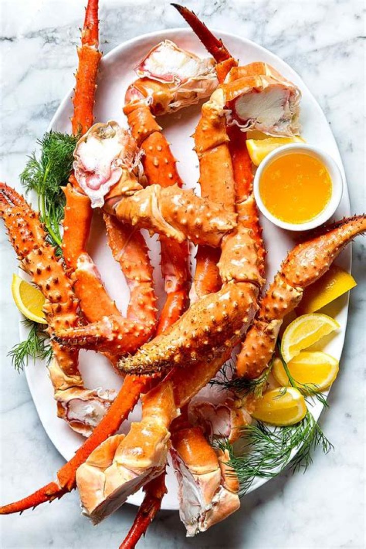 Is it better to boil or bake king crab legs?