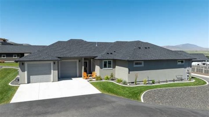 Is it better to buy a foreclosed home?