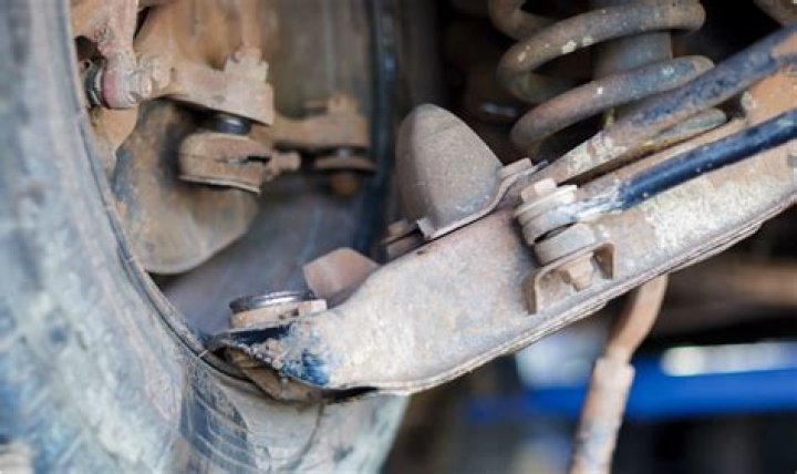 What are the symptoms of a failing control arm?