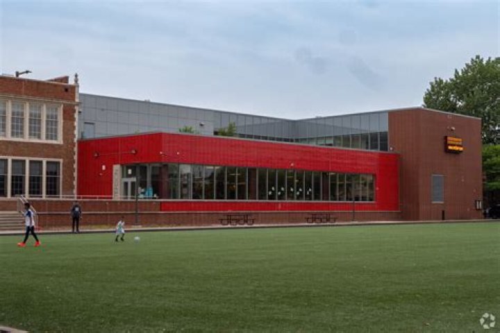 What is the biggest elementary school in Chicago?