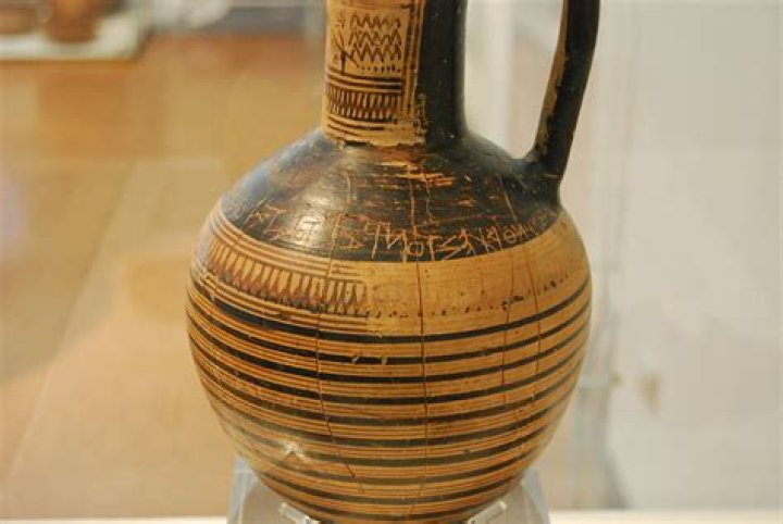 What phrase is inscribed on the dipylon Oinochoe?