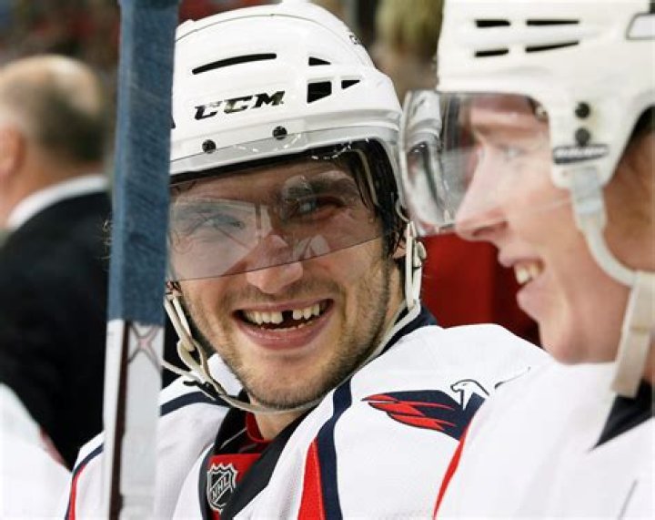Which hockey player has the least teeth?