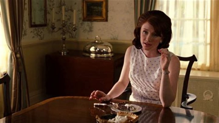 Why did Minny give hilly the pie?